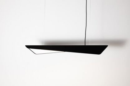 Lampa wisząca Wave Max Minimal ZW Labra  5.1177 ma kształt fali posiada wbudowane źródło światła LED techniczna różne kolory wykończenia