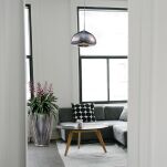 Lampa wisząca Chicago - P01659CH Cosmo Light klosz w kolorze chromu  kształtem przypomina kroplę płynnej  szkłą - 3