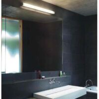 Kinkiet Nebbia 28W Orlicki Design wykonana jest wykonana z metalu o wykończeniu chromowanym oraz białego pleksi idealna nad lustro