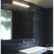 Kinkiet Nebbia 28W Orlicki Design wykonana jest wykonana z metalu o wykończeniu chromowanym oraz białego pleksi idealna nad lustro