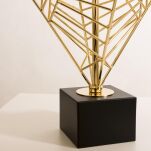  Lampa stołowa  Caracas - T01977AU Cosmo Light  Klosz jest czary ze złotym wnętrzem fantazyjna podstawa  w kolorze złota - 3