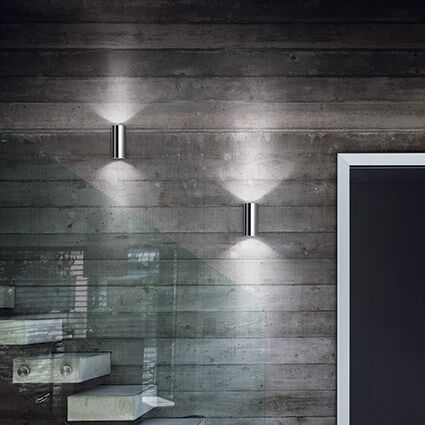 Kinkiet HOT AP2 CHROM Ideal Lux  094182  posiada metalową obudowę w kolorze chromu idealna jakos oświetlenie schodowe