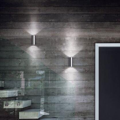 Kinkiet HOT AP2 CHROM Ideal Lux  094182  posiada metalową obudowę w kolorze chromu idealna jakos oświetlenie schodowe
