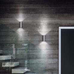 Kinkiet HOT AP2 CHROM Ideal Lux  094182  posiada metalową obudowę w kolorze chromu idealna jakos oświetlenie schodowe