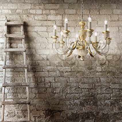 Lampa wisząca Firenze SP8 Ideal Lux 012872  korpus wykonany z żywicy oraz ma ręcznie modelowane metalowe ramiona kolor biało złoty styl pałacowy