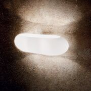 Kinkiet Moris AP2 BIANCO Ideal Lux  034546   posiada metalową oprawę wykończoną w kolorze chromu klosz ze szkłą biały