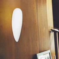 CORNO KINKIET ORLICKI DESIGN z białego szkła w kształcie łezki