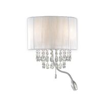 Kinkiet Opera AP3 Ideal Lux  068268 Klosz wykonany jest z folii PVC z metalowymi pasemkami i pokryte są białymi nićmi spod abażura wystają kryształki rama w kolorze chromu do czytania